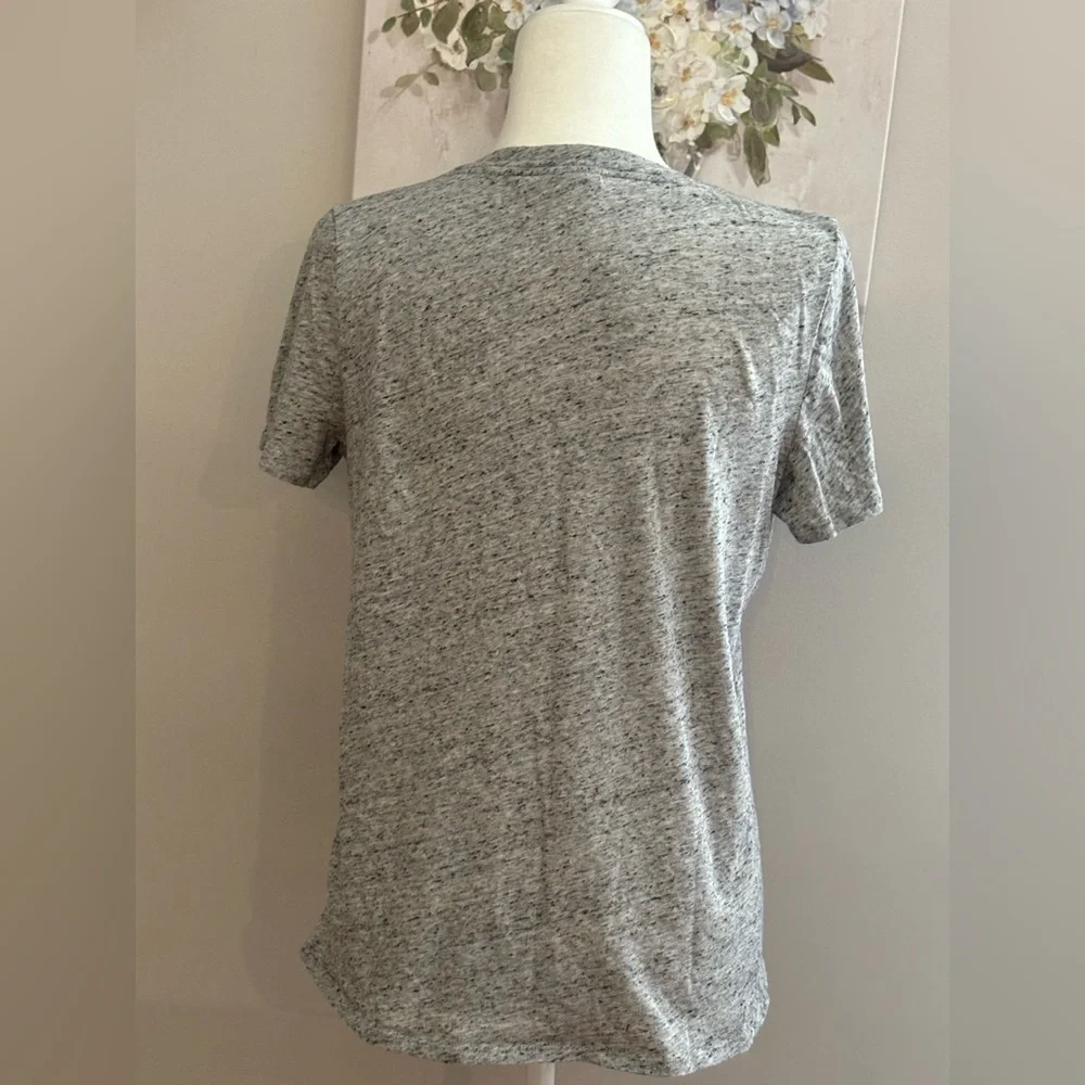 💗10 each or 2/$15 💗
PINK Medium Grey Tshirt🤍
$10 or 2/$15 all PINK SS Tees - Picture 3 of 3